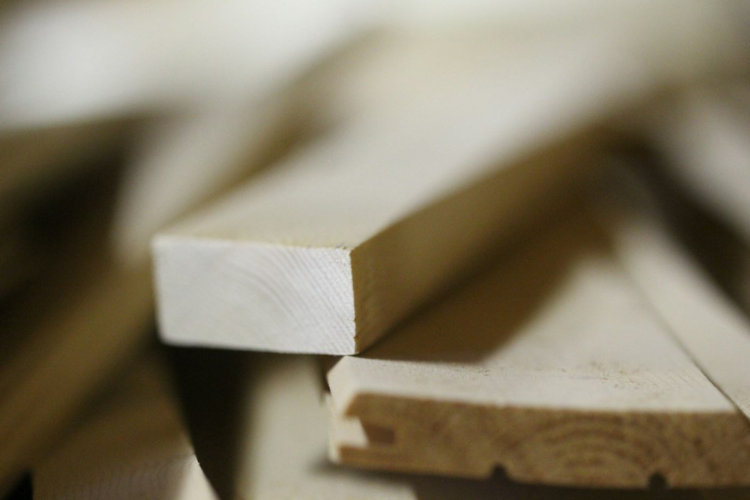 a-close-up-of-a-piece-of-wood-7wb70ch9hno
